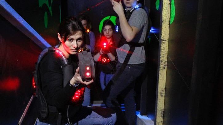équipe qui montent les escaliers dans une salle de laser game